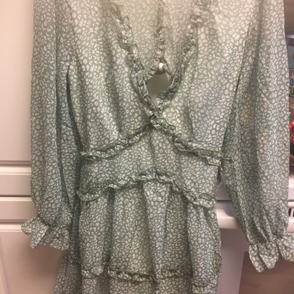 Brand new beautiful and highly sought after and versatile dress - Picture 2 of 3